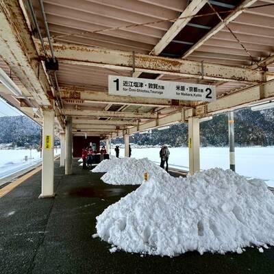ホームに積まれた雪の山！